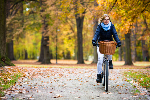 Montar en bicicleta es una de las actividades que puedes realizar si quieres bajar peso.
