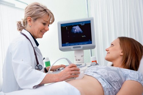 Los latidos del corazón del bebé pueden oírse desde la sexta semana de gestación, con la ecografía de rutina.