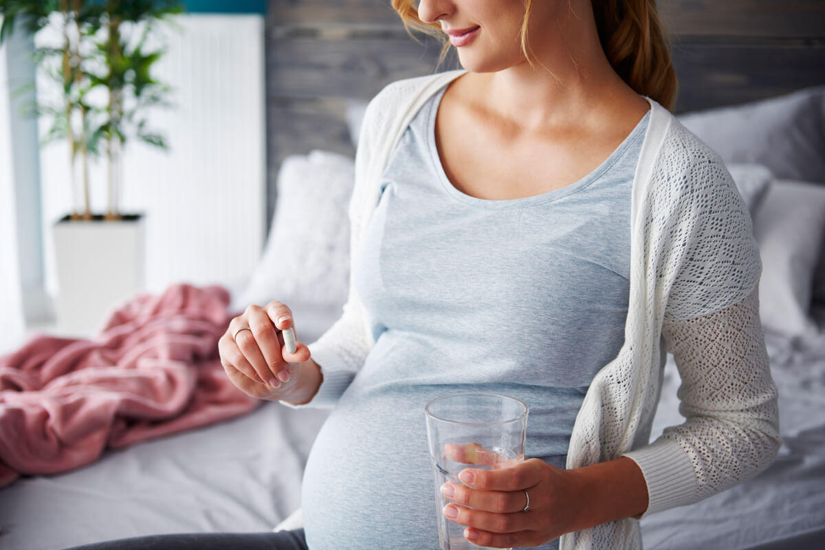 Une femme enceinte prenant de l'acide folique.