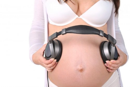 Es recomendable que os bebés escuchen música desde el vientre materno.