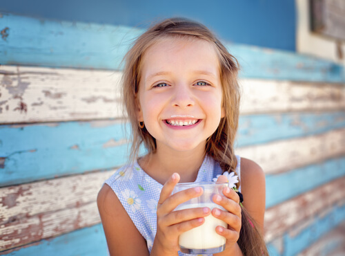 Les laits de croissance sont un produit fabriqué à partir de lait de vache écrémé.