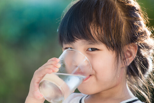 Beber agua en abundancia previene infecciones urinarias en la infancia.