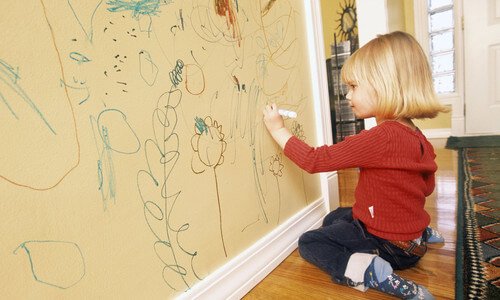 5 trucos para evitar que los niños rayen las paredes