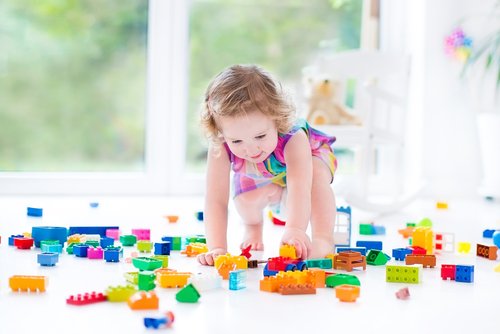 Si buscas cómo impulsar el pensamiento lógico en los niños, los Lego pueden ser una excelente opción.