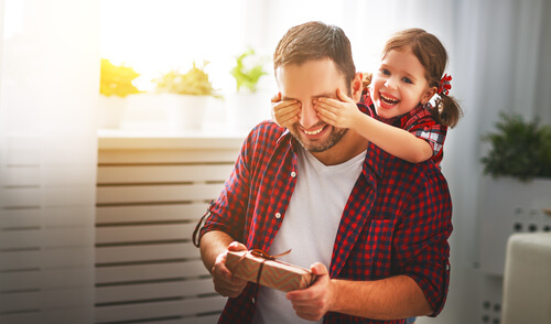 La inteligencia interpersonal en niños hace que puedan estar pendientes de quienes los rodean.