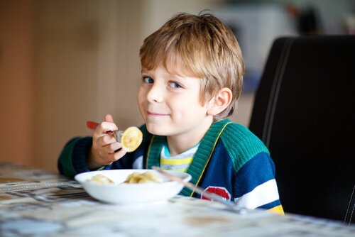 Muchos niños no se acostumbran a comer en el colegio, por diferentes motivos.
