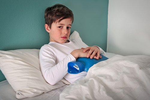 La gastroenteritis causa vómitos, dolores estomacales y fiebre.