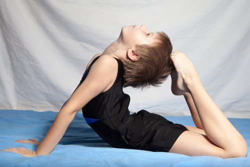 La gymnastique artistique est un sport approprié pour les garçons et les filles.