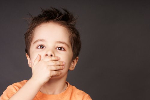 Un enfant qui a mal dans la bouche.