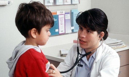 La revisión anual al pediatra se extiende, generalmente, hasta la adolescencia.