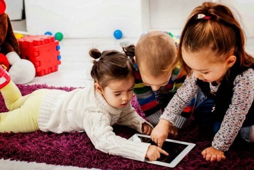 Los niños saben manejar los aparatos electrónicos desde una temprana edad. Educarlos en el uso de Internet es primordial.