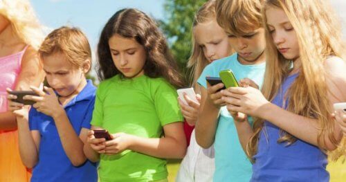 Los adultos deben controlar el uso de los móviles por parte de los niños.
