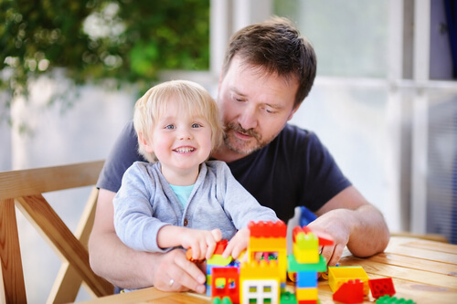 Père et fils profitant des avantages psychologiques des LEGO.