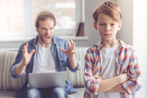 Para lidiar con la ira en los niños no es necesario ponernos agresivos ni gritar.