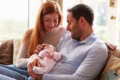 Pendant le premier mois de la vie du bébé, il dort presque tout le temps.