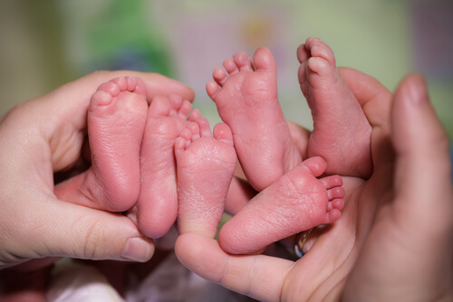 El parto de trillizos no se debe realizar necesariamente por cesárea.