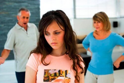La autoestima y la comunicación pueden verse afectadas por la hiperactividad en adolescentes.