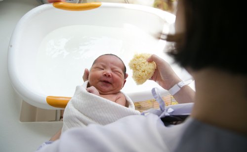 Le premier bain du bébé est un défi pour les nouvelles mères.