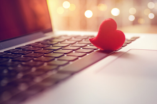 ¿Se puede uno enamorar a través de Internet?