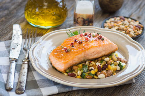 El salmón al horno con verduras es una de las recetas para diabéticos.