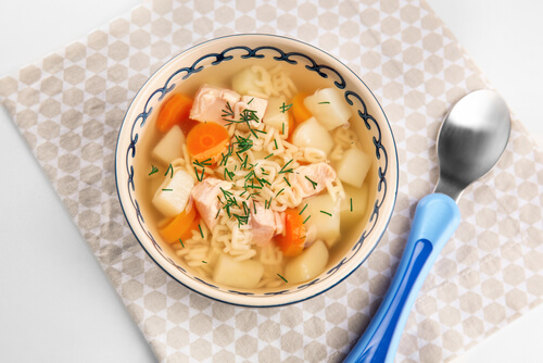 La soupe au poulet et aux légumes est une alternative très délicieuse et nutritive.