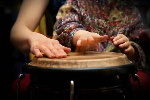 La musicoterapia para niños autistas.
