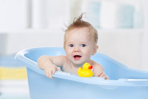 Para evitar accidentes infantiles en el hogar, jamás dejes a tu pequeño solo en la bañera.