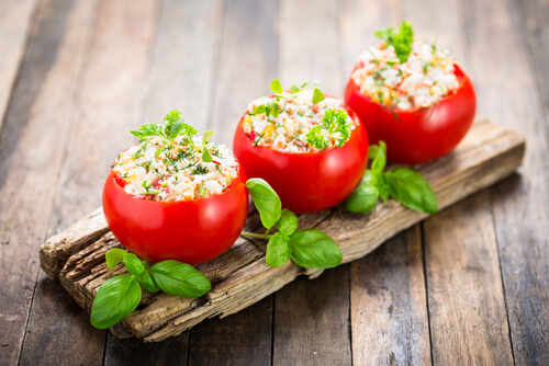 Los tomates rellenos son una excelente opción para preparar cenas rápidas.