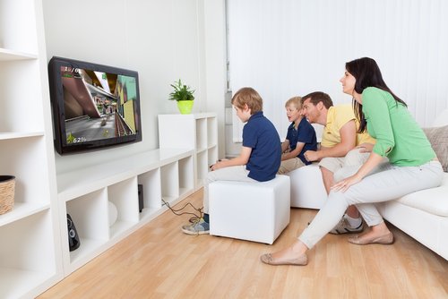 Para evitar los juegos violentos durante la infancia, la participación de la familia es clave.