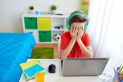 El acoso cibernético puede afectar al rendimiento escolar.