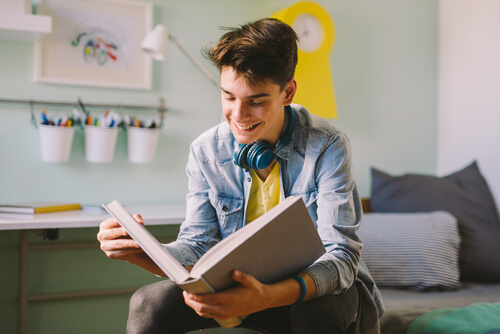 La lecture est une habitude qui doit être inculquée dès l'enfance.