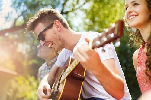 Las clases de música son una excelente alternativa en cuanto a planes para adolescentes en verano.