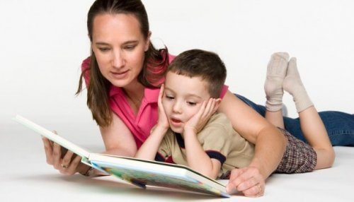 El método OPOL propone leer libros en otro idioma a los niños.