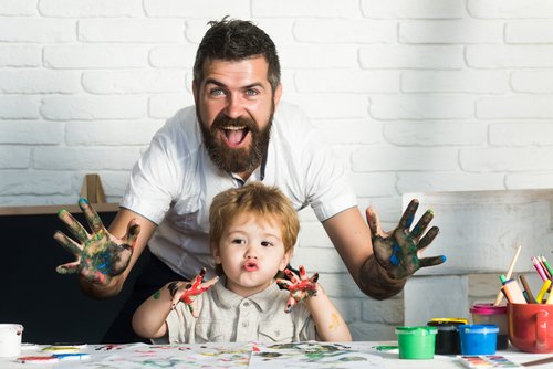 Las artes plásticas para niños les permiten pasar tiempo de calidad con sus padres.