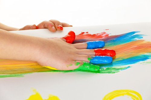 Los niños y sus juegos pueden dejar manchas sobre los muebles.