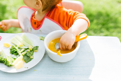 El método ACS o BLW Baby-led weaning: ¿dejar que el niño aprenda a comer solo?