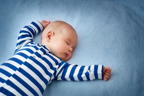 El hecho de dejar al bebé en la misma postura en su cuna por mucho tiempo puede causar plagiocefalia posicional.