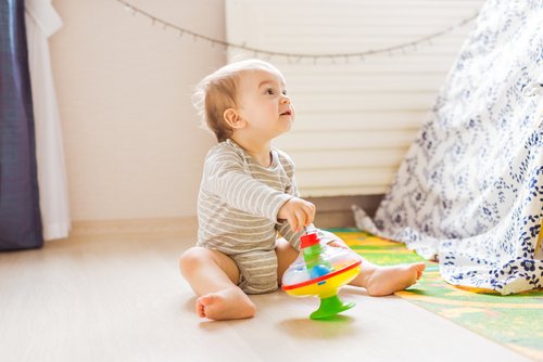 Cuando los niños juegan en el suelo, es mejor evitar que tomen la postura del sastre invertida.