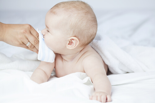 La solution physiologique permet de décongestionner le nez du bébé de manière simple et non intrusive.