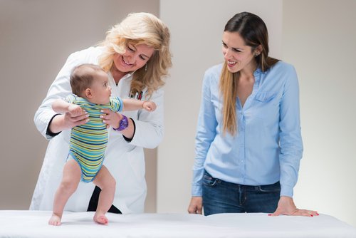 El de caminar, al igual que el de paracaídas, es un reflejo que aparece cerca de los 5 o 6 meses de edad.