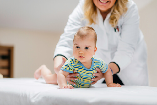 La visita al pediatra nos garantizará que el bebé cumpla con las expectativas de desarrollo acordes a su edad.