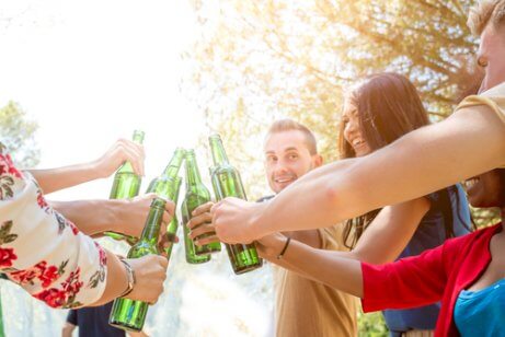 Todo padre tiene la obligación de plantearse 'qué hacer para que mi hijo adolescente no beba alcohol?'.