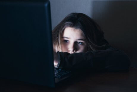 El ciberbullying puede causar inseguridad y depresión en quienes lo padecen.