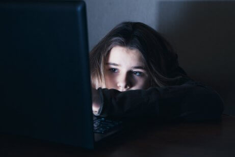 Si votre enfant semble renfermé et grincheux, s'il éteint un appareil lorsque vous entrez dans la chambre ou se comporte de manière étrange lorsqu'il utilise les réseaux sociaux, cela peut être le signe d'un cas possible de grooming.