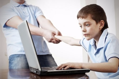 La adicción a los ordenadores y móviles es un problema que afecta a niños y adolescentes.