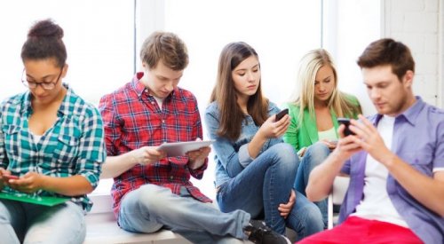 Adolescentes adictos al movil