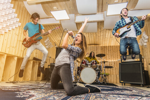 La música influye fuertemente en los adolescentes.
