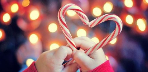Corazón hecho con caramelos para representar el espíritu de la Navidad.