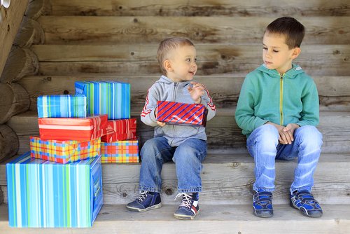 Niño sintiendo envidia por los regalos de su amigo.