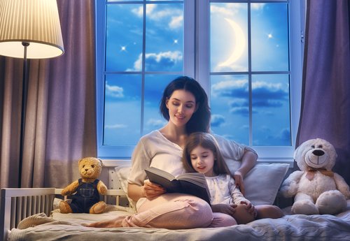 Leer un cuento de buenas noches puede fomentar la seguridad del niño y su autoestima.